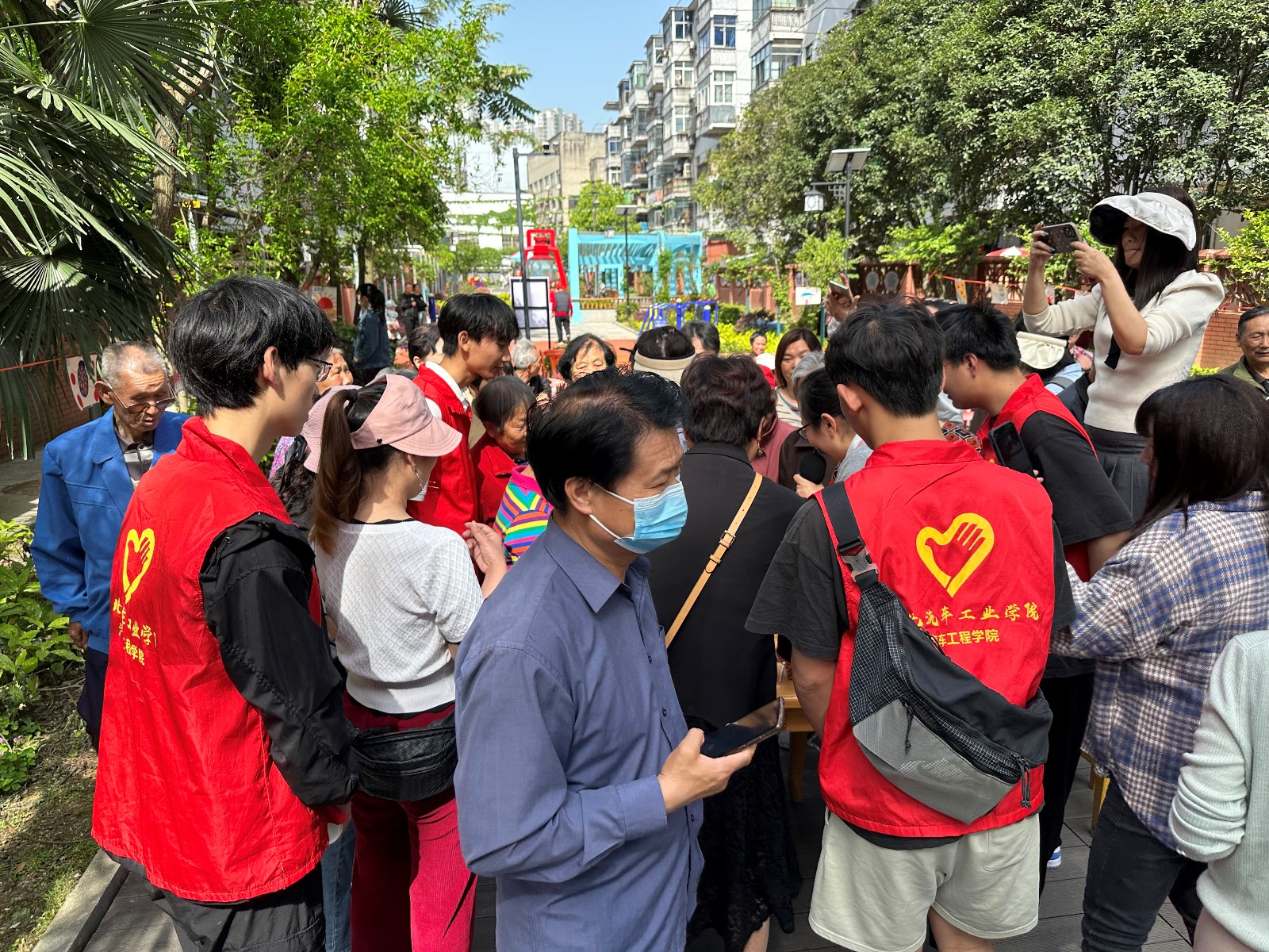 汽车工程学院开展智慧助老活动 助老年人融入数字化时代-汽车工程学院